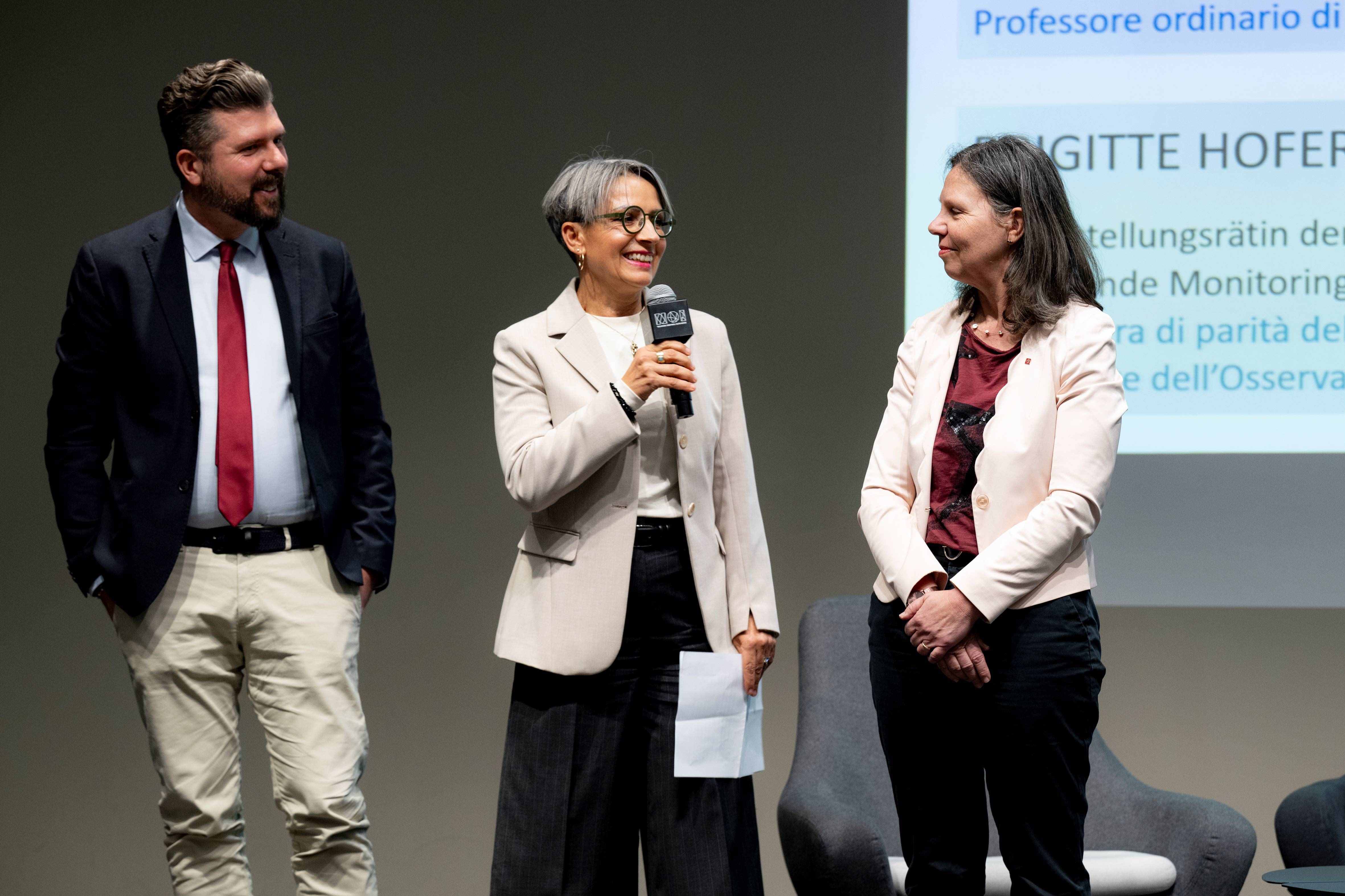 Die Südtiroler Gleichstellungsrätin Brigitte Hofer (mitte) mit dem Trentiner Gleichstellungsrat Borzaga und der Tiroler Gleichbehandlungs- und Antidiskriminierungsbeauftragten Isolde Kafka. (Foto: Gleichstellungsrätin/Tessaro)
