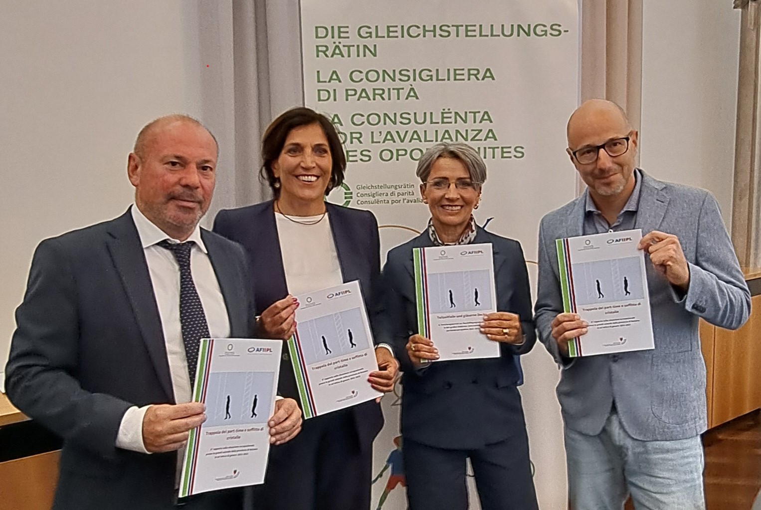 Haben heute den 8. Bericht zur Beschäftigungssituation in großen Unternehmen in Südtirol vorgestellt (v.l.): AFI-Direktor Perini, Präsidialsekretärin Rieder, Gleichstellungsrätin Hofer und AFI-Präsident Mellarini