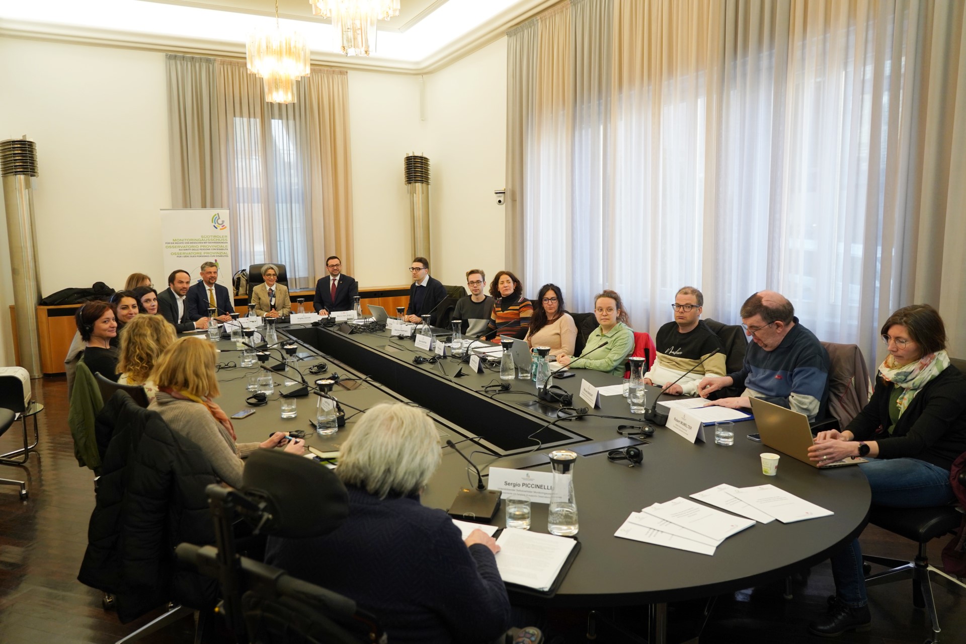 Der Südtiroler Monitoringausschusses anlässlich der Übergabe der strategischen Forderungen in den Bereichen Bildung und Mobilität an die Landesräte Achammer, Alfreider und Galateo (Foto: Monitoringausschuss/Caldonazzi)