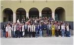 Schülerinnen und Schüler der prämierten Klassen vor dem Landtag in Bozen. (Foto: Südtiroler Landtag/GNews)