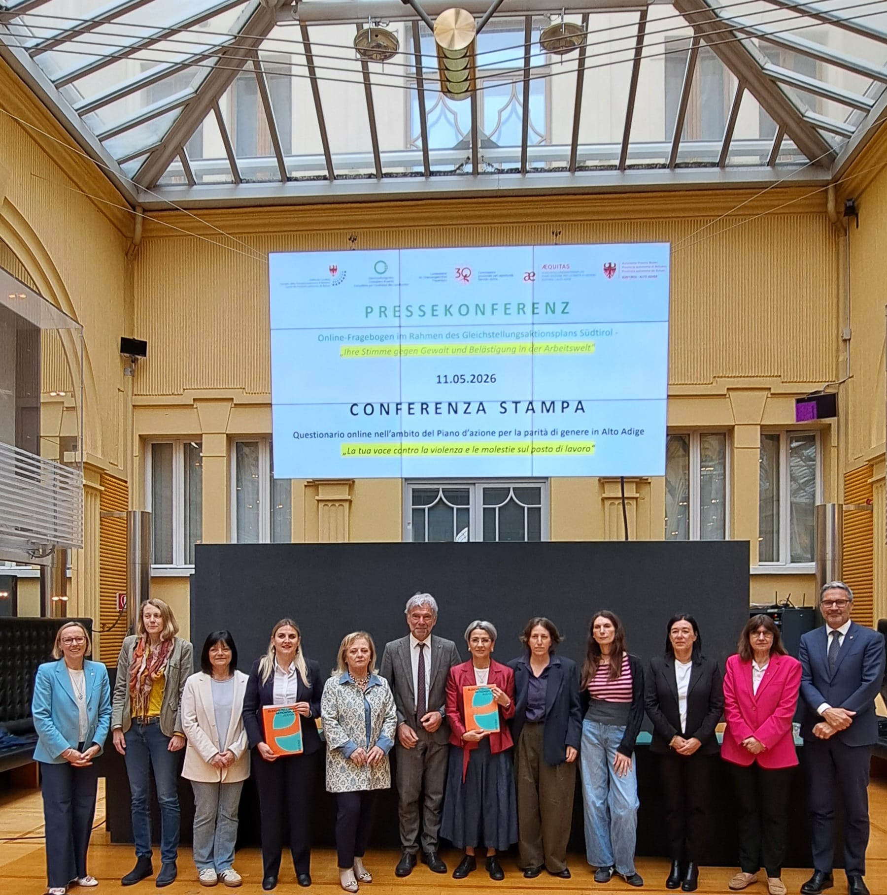 LRin Amhof, Elisabeth Covi, Petra Piffer, Ulrike Oberhammer, Edi Casagrande, Landtagspräsident Arnold Schuler, Gleichstellungsrätin Hofer, Kae Sordi, Arianna Miriam Fiumefreddo, Roberta Rigamonti, Cristina Masera und LH Kompatscher. (v.l.)