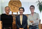 Gleichstellungsrätin Brigitte Hofer (Mitte) mit GWB-Geschäftsführerin Claudia Haug (re.) und Werkstattleiterin Karin Niederstätter (Foto: Büro der Gleichstellungsrätin)